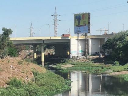 pcmc Who will measure the height of the hoarding in the river bed, on the ground? | PCMC | नदीपात्रातील, जमिनीवरील होर्डिंगची उंची मोजणार कोण? होर्डिंगच्या नियमांची ऐशीतैशी