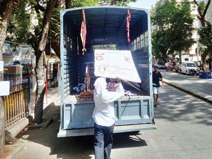 Move to remove hoardings; Following the code of conduct, the corporation proceedings | होर्डिंग्ज काढण्यासाठी पळापळ; आचारसंहितेनंतर महापालिकेची कारवाई सुरू