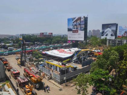 29 giant hoardings are there in mumbai The municipality will seek legal advice to take action against the hoardings within railway limits | २९ महाकाय होर्डिंग ‘जैसे थे’! रेल्वे हद्दीत फलकांवर कारवाईसाठी पालिका कायदेशीर सल्ला घेणार