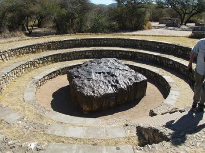 Science news | hoba west is the worlds largest meteorite which fell in farm field | 'या' ठिकाणी पडली जगातील सर्वात मोठी उल्का, आजपर्यंत कुणाला एक इंचही हलवता आली नाही