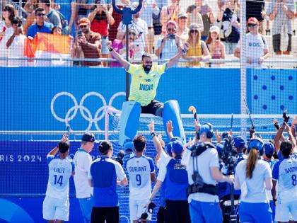 A prize worth crores has been announced for the Indian hockey team who won the bronze medal in the Paris Olympics 2024 | DSP, १५ लाख अन् १ कोटी! कांस्य पदक जिंकणाऱ्या भारताच्या हॉकी संघावर बक्षिसांचा वर्षाव