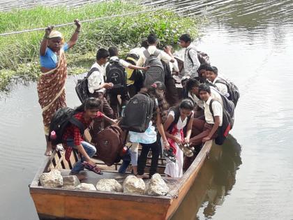 Dangerous journey of first day school with risky boat | शाळेच्या पहिल्याच दिवशी विद्यार्थांचा निकामी झालेल्या होडीतून धोकादायक प्रवास...