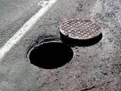 See that manholes do not cause loss of life; High Court notice to Mumbai Municipal Corporation | मॅनहोल्समुळे जीव जाणार नाही हे पाहा; उच्च न्यायालयाची मुंबई महापालिकेला सूचना