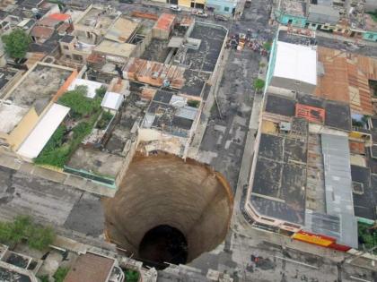 guatemala sinkhole looks fake but is real here is the truth of the viral photo | Fake Vs Real: व्हायरल फोटोत दिसणारा खड्डा वाटेल फोटोशॉपची कमाल पण सत्य समजताच उडेल डोळ्यांवरचा विश्वास