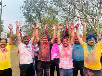 BJP MLA Bhimrao Tapkir and Nationalist MLA Dattatray Bharne shocked at playing with colors... | Video: भाजपचे आमदार भीमराव तापकीर अन् राष्ट्रवादीचे आमदार दत्तात्रय भरणे रंग खेळण्यात दंग...