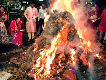 Holi burns in horror of 'Corona' in Nagpur | नागपुरात 'कोरोना'च्या दहशतीत पेटली 'होळी'