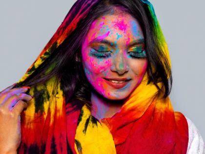 hair care tips during Holi color festival | Hair care tips: खेळताना रंग बाई होळीचा! घ्या केसांची 'अशी' काळजी, नाहीतर केसांचे हाल पाहुन पस्तावाल