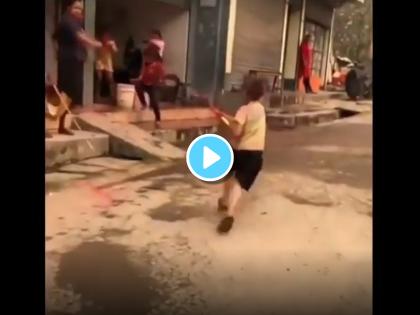 viral video on social media Holi 2022 small kid makes jugaad to take revenge after running of colors creative idea | Holi Jugaad Viral Video: भन्नाट जुगाड! होळी खेळताना स्वत:कडचे रंग संपल्यावर मुलाने केला 'स्मार्ट' उपाय; भले भलेही होतील हैराण