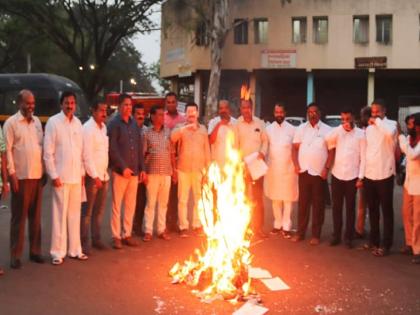 protest of rescue action committee against cancellation of airport resolution in Sangli | विमानतळ रद्द ठरावाची सांगलीत होळी, बचाव कृती समितीचे आंदोलन