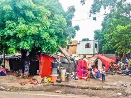 No house no door then where to plant the flag Thousands of citizens are still on the streets | 'ना घर ना दार मग झेंडा कुठे लावायचा...' हजारो नागरिक अजूनही रस्त्यावर