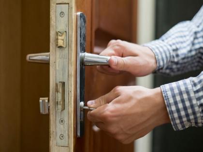 The door is just wooden planks How to stay safe at home pune theft crime cases | चाळीस लाखांच्या फ्लॅटला ४० हजारांचा डोअर लावा ना भाऊ...! घर सुरक्षित कसे राहणार?