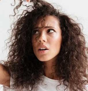 थंडी पडताच केस कोरडे झाले, कोंडाही वाढला? 'या' पद्धतीने काेरफड लावा- केस होतील मऊ, सिल्की