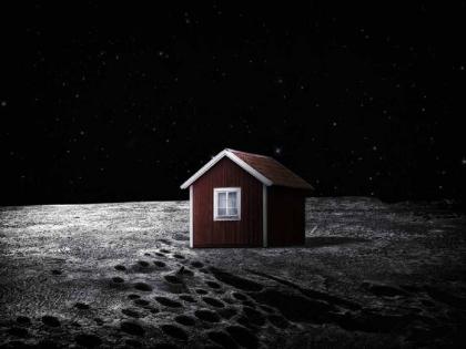 husband gave a special gift to his wife on their 25th wedding anniversary by buying land on the moon | मंगला गं मंगला... तुझ्यासाठी चंद्रावर बांधीन गं बंगला, पत्नीसाठी केली चंद्रावर जमीन खरेदी