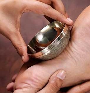 भेगाळलेल्या टाचांमुळे चालणं कठीण? 'हे' तेल लावून काशाच्या वाटीने 'असा' करा मसाज - भेगा गायब, त्वचा होईल मऊमुलायम...