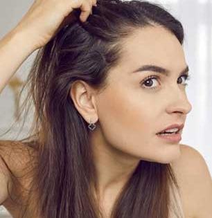 हिवाळा सुरू होताच केस गळणं वाढलं? 'हा' सोपा उपाय महिनाभर करा, केस गळणं बंद होईल