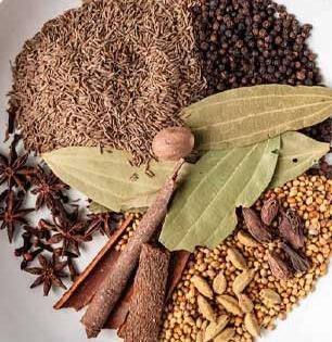 घरात उपलब्ध असणारे सुके मसाले हिवाळ्यात करतात औषधाचे काम, रोजच्या आहारात असण्याचे पाहा ५ फायदे..