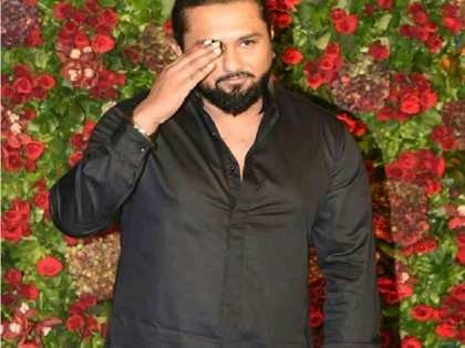 Yo Yo Honey Singh makes a smashing appearance at Deepika-Ranveer reception in Mumbai | हनी सिंहचे वाढले आहे कित्येक किलो वजन, त्याला ओळखणेही होतेय कठीण
