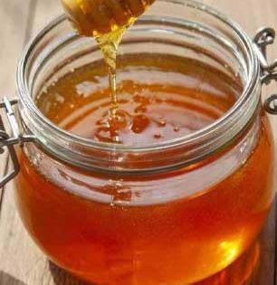 थंडीत मध गोठू नये यासाठी वापरा 'ही' सोपी ट्रिक, मधाच्या बाटलीत टाकून ठेवा किचनमधील एक गोष्ट