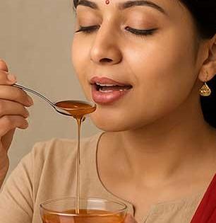 थंडीत रोज रात्री झोपण्यापूर्वी १ चमचा मध खा, पाहा किती त्रास होतील कमी-झोपही लागेल छान