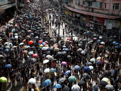  On the 'Hong Kong' side of the street against the triad gangs | ट्रियाड टोळ्यांच्या विरोधात ‘हाँगकाँग’वासी रस्त्यावर