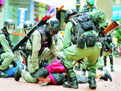 Tear gas, water cannons on protesters in Hong Kong; 120 arrested | 'चीनच्या तावडीतून हाँगकाँगला मुक्त करा', निदर्शकांवर अश्रुधूर; १२० जणांना अटक