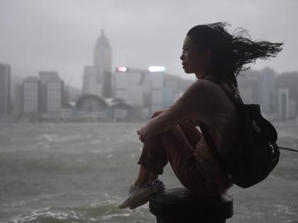 12 dead as Typhoon Hato lashes Macau | चीनला चक्रीवादळाचा तडाखा, मकाऊ आणि हाँगकाँगमधील जनजीवन विस्कळीत ; 12 जणांचा मृत्यू