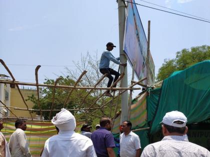 Washim: City council on action mode; Bulldozer moved on 8 illegal hoardings | Washim: नगर परिषद ॲक्शन मोडवर; अवैध ८ होर्डिंग्जवर फिरवला बुलडोझर