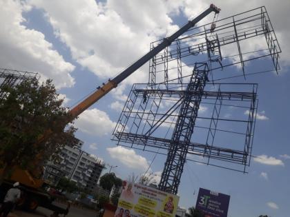 Unauthorized hoarding zamindost after the serious incident of Kiwala | किवळेच्या गंभीर घटनेनंतर अनधिकृत होर्डिंग जमीनदोस्त