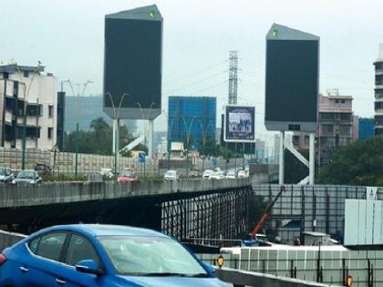 in mumbai details of action taken on municipal digital hoardings videotapes distract drivers  | मनपा देईना डिजिटल होर्डिंग्जवरील कारवाईचा तपशील; चित्रफितीमुळे वाहनचालकांचे लक्ष विचलित 