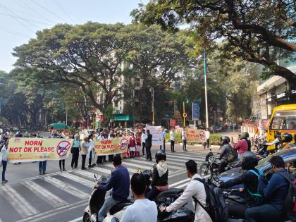 Punekars, horn not ok please...! Old people along with the youth took to the streets to create awareness | पुणेकरांनो, हॉर्न नॉट ओके प्लीज...! जनजागृतीसाठी तरुणाईसोबत वृद्धही उतरले रस्त्यावर