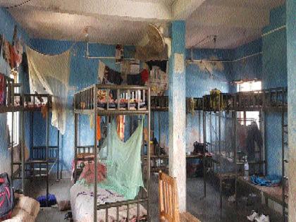 Disadvantage of children from basic facilities in Tribal hostel | आदिवासी वसतीगृहात मुलभूत सुविधांपासून मुले वंचित, विद्यार्थ्यांवर शिक्षण सोडण्याची वेळ