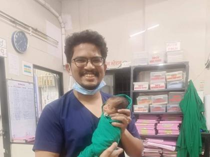 Feeding of baby by doctor in central hospital; Appreciation of doctors from all walks of life | मध्यवर्ती रुग्णालयात बाळाला डॉक्टरकडून फिडिंग; डॉक्टरांचे सर्व स्तरातून कौतुक