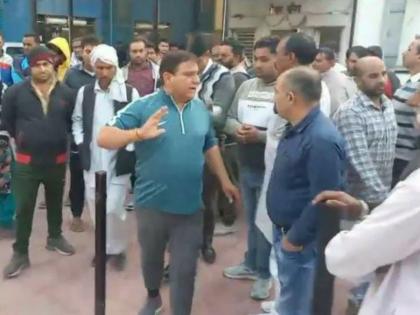 hospital in sonipat accused of treating dead body relatives create ruckus outside | भयंकर! मृत व्यक्तीवर उपचार करत होतं रुग्णालय; तब्बल 14 लाखांचं बिल, कुटुंबाचा गंभीर आरोप