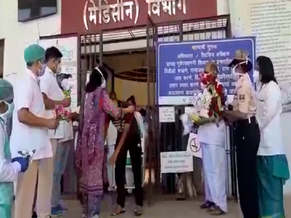 coronavirus: will not forget hospital favors; Corona free patient touches the doctor's feet | coronavirus : रुग्णालयाचे उपकार विसरणार नाही; कोरोनामुक्ताने भाऊक होत डॉक्टरांचे पाय धरले