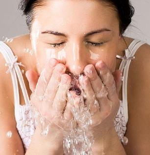 गरम - थंड की कोमट? त्वचेच्या प्रकारानुसार चेहरा धुण्यासाठी कोणते पाणी वापरावे - डर्मेटोलॉजिस्ट सांगतात...