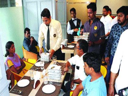 Hotel businessman helping flood victims of flood in badlapur | 'दिलदार हॉटेलवाला', पूरग्रस्तांना गेल्या 3 दिवसांपासून देतोय मोफत जेवण