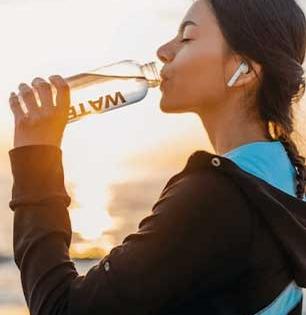 हिवाळ्यात तहान लागतच नाही, पाणी कमी पिता? डॉक्टर सांगतात, हिवाळ्यात ‘इतके’ पाणी प्या, नाहीतर पडते महागात...