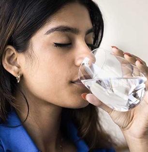 सतत थकवा येतो, घशाला कोरड पडते? ‘या’ पद्धतीने पाणी प्या- मिळते एनर्जी आणि त्रासही होत नाही..