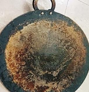 अ‍ॅल्युमिनियमच्या तव्यावर काळा थर साचला ? भन्नाट ट्रिक, न घासताच फक्त 'या' उपायाने तवा होईल लख्ख...