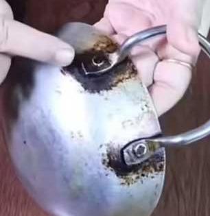 तवा-कढई-चहाच्या भांड्याच्या हॅण्डलजवळ काळाकुट्ट मेणचट थर जमला? १ उपाय, ५ मिनिटांत भांडण नव्यासारखं चकाचक...