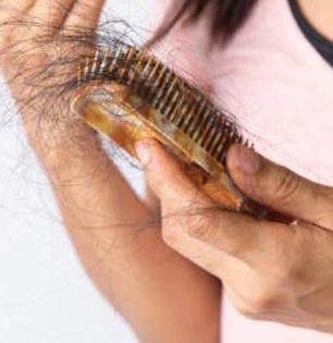 केसांचं गळणं पाहून टेन्शन येतंय? बघा काय खायचं आणि केसांना काय लावायचं, केस गळणं बंद