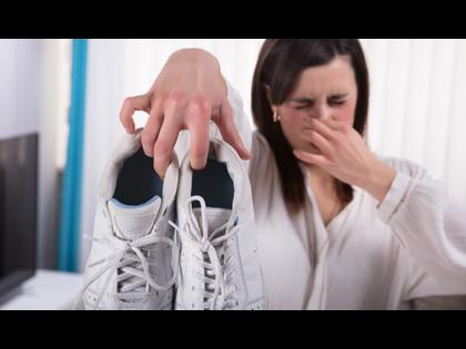 Diabetes kidney infection and thyroid like 6 diseases can be cause of smelly feet or bromodosis | पायांमधून दुर्गंधी येणं किडनी-डायबिटीसारख्या या 6 आजारांचा असू शकतो संकेत