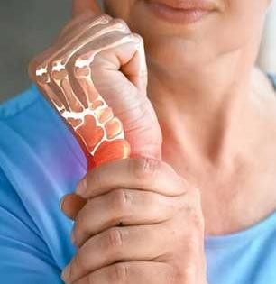 ऐन तिशीत सांधे दुखतात, उठताबसता अंगदुखी छळतेय? ‘हे’ पदार्थ रोज खा, दुखणं जाईल पळून