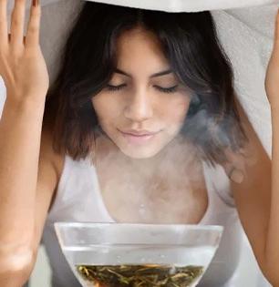 चेहऱ्यावरचे ॲक्ने, पिंपल्स खूप वाढले? 'या' पद्धतीने वाफ घ्या, ऑईली स्किनसाठी मस्त उपाय