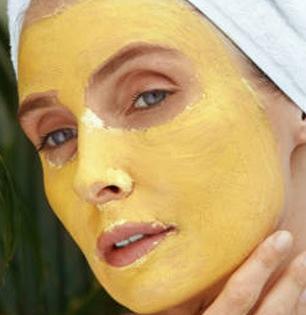 एक चमचा हळद ‘अशी’ चेहऱ्यावर चोळा-१५ मिनिटांत काळवंडलेला-रापलेला चेहरा दिसेल तेजस्वी