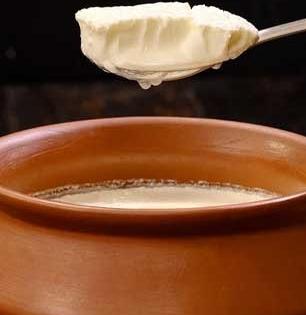 थंडीत दही नीट विरजत नाही-पाणी सुटतं-पचपचीत होतं? स्वयंपाकघरातील ६ वस्तू येतील मदतीला, दही होईल घट्ट...