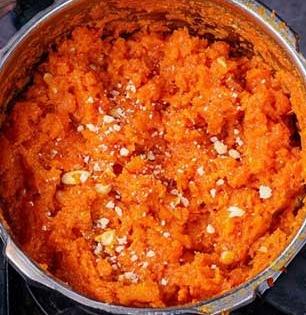 गाजर न किसता कुकरमध्ये गाजर हलवा करण्याची झटपट रेसिपी, होईल इतका मस्त की खातच राहावा...