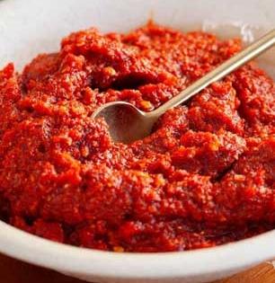 काश्मिरी लाल मिरच्यांची झणझणीत चटणी! रेसिपी पाहूनच तोंडाला सुटेल पाणी, लगेचच बघा...