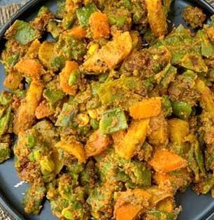 भोगीची भाजी पारंपरिक पद्धतीनं करण्याची रेसिपी; भोगीच्या भाजीची खास चव, जो खाई भोगी-तो सदा निरोगी