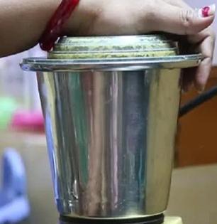 मिक्सरच्या भांड्यांच्या ब्लेडची धार बोथट झाली आहे? मिक्सरजारमध्ये ७ वस्तू घालून मिनिटभर फिरवा - ब्लेड होईल नव्यासारखे धारदार...